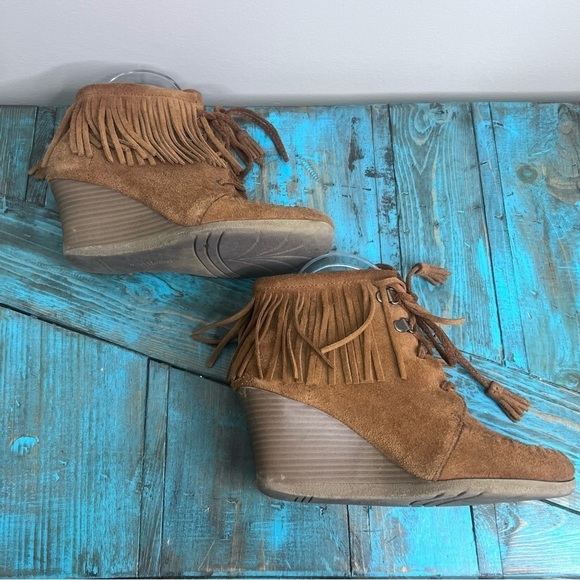 Minnetonka Tan Leather Suede Wedge Shoes Fringe Size 6 Southwestern Rodeo Boho - Picture 4 of 13